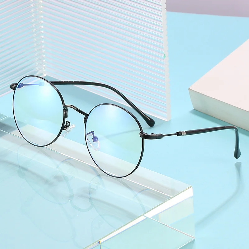 Minimalist Women's Retro Photochromic Glasses