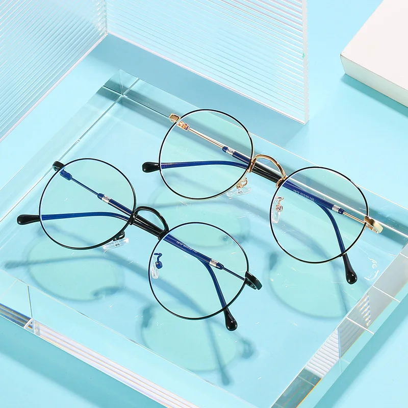 Minimalist Women's Retro Photochromic Glasses